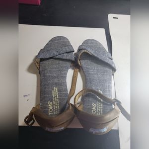 EUC Toms sandals